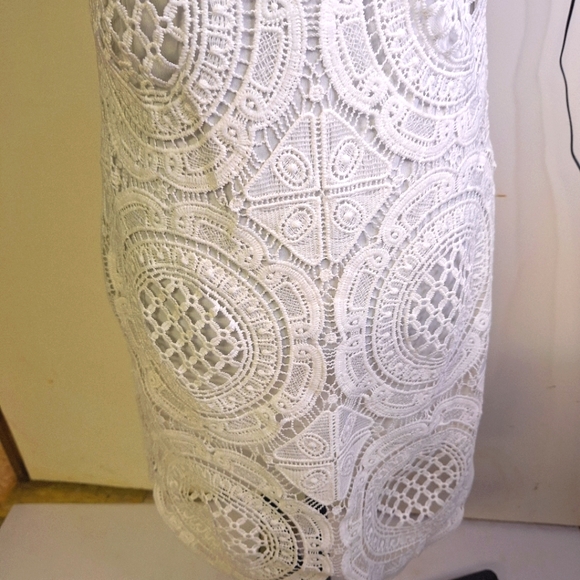 Sequin Heart White Lace W/ Cap Sleeves&Keyhole Back.     Size 5 - Picture 6 of 8